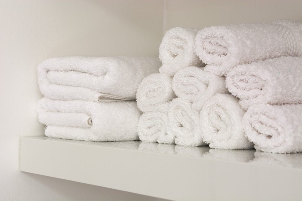 towels, shelf, white-4537954.jpg